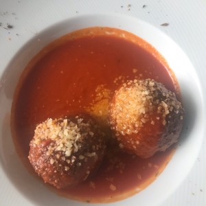 albondigas de. cerdo y carne hechas en cada