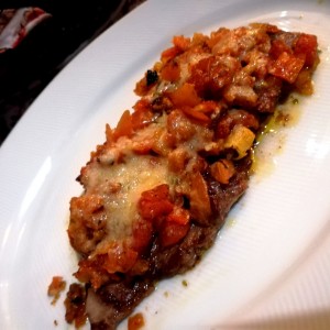filete de res con tomates, ajo y parmesano