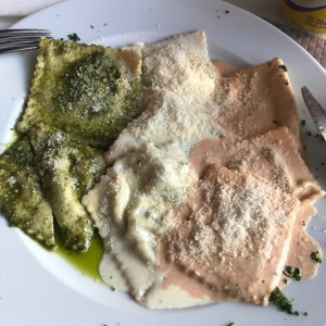 Ravioli con ricotta y espinaca, trio de salsas