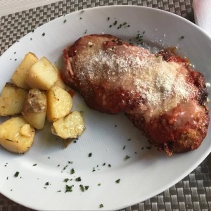 Filete de pollo pomodoro con papas al romero 