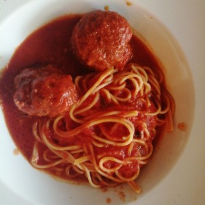 Polpetta con spaguetti en salsa roja.