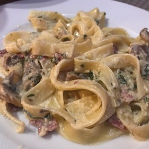 Pasta con hongos prosciutto y parmesano ????