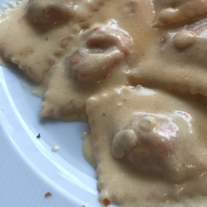 ravioli con queso de cabra y tomates secos, en salsa cuatro quesos