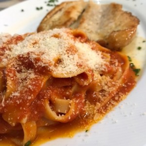 fettuccine a la pomodoro con pollo a la plancha