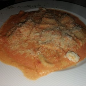 Ravioli en salsa rosada