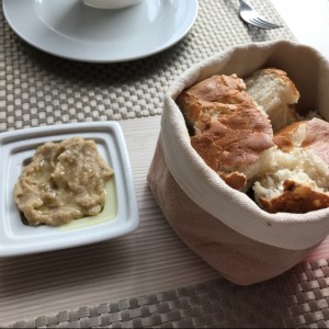 pan y hummus de la casa
