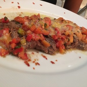 filete de res con tomate fresco y mozzarella