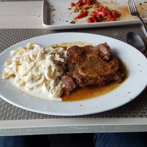 Ossobuco con Fettuccine en salsa de crema