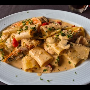 pacheri con gambas y funghi