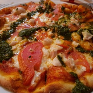 Pizza capresa con pollo
