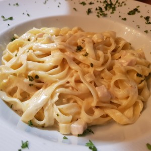 Fetuccini 4 quesos con pollo