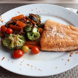 Salmon al Grill con vegetales salteados