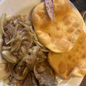 Bistec de carne con hojaldras