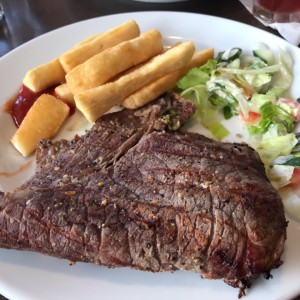 churrascos con yuca frita