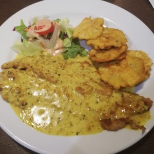 filete de corvina con salsa de coco y curry
