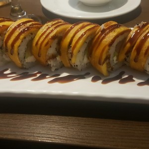 Rolls de salmon aguacate y queso crema con topping de platano frito