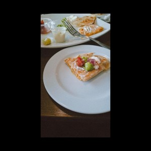 Quesadillas de pollo con guacamole, sour cream y pico de gallo