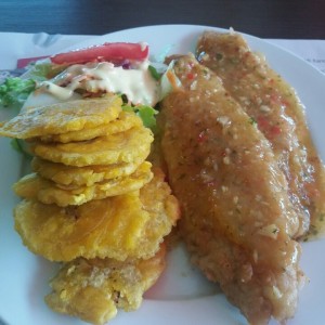 filete de pescado al ajillo con patacones