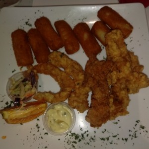 Deditos de Pescado con Yuquitas Fritas