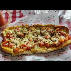 Brochetas de mozzarella y tomate