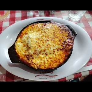Lasagna con carne gratinada con salsa