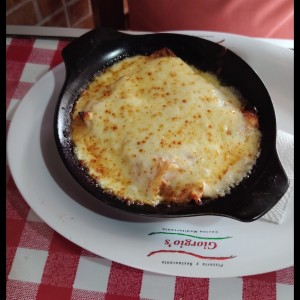 Lasagna de pollo gratinada con salsa