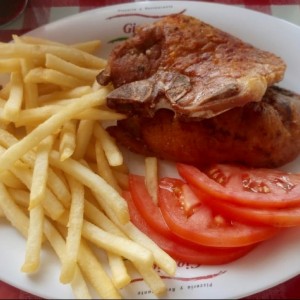 Chuleta Frita con Papas Fritas y Tomate