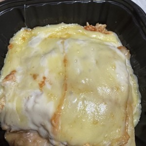 Lasagna de pollo gratinada con salsa