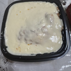 Lasagna con carne gratinada con salsa