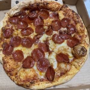 Pizza con pepperoni mediana