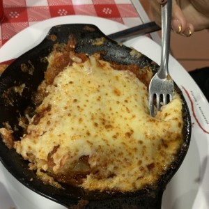 Lasagna con carne gratinada con salsa