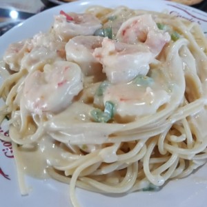 Spaghettis en salsa blanca con camarones..