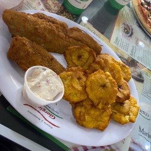 Pescado apanado con patacones