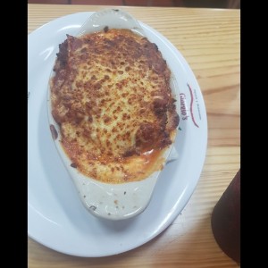 Lasagna con carne gratinada con salsa