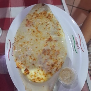 Lasagna de pollo gratinada con salsa