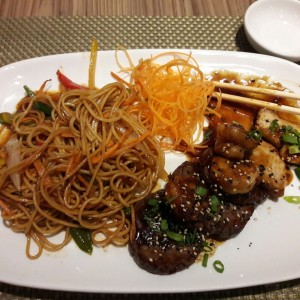 Teppan mixto con yakisoba