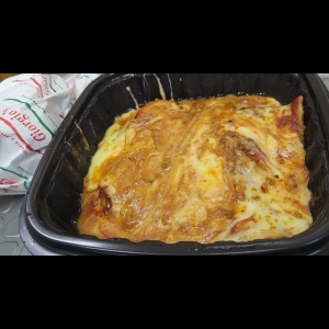 Lasagna con carne gratinada con salsa