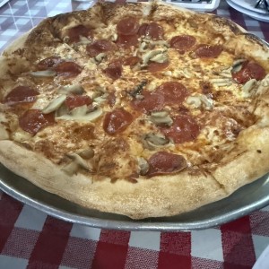 Pizza con pepperoni y hongos mediana