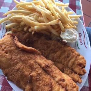 Corvina con papas fritas.