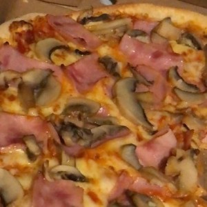 pizza de hongos y jamon
