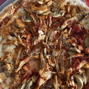 Pizza con pollo y hongos mediana