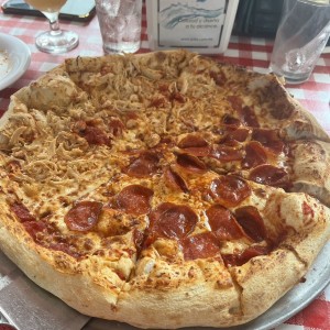 Pizza con pepperoni y pollo familiar