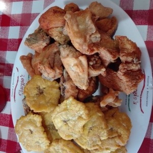 pollo chicharon con patacones