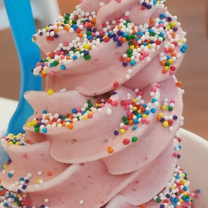 yogur de Fresa con lluvia de colores