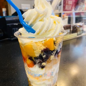 Parfait con 4 frutas y 4 cereales a escoger.