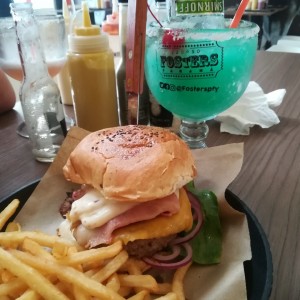 hamburguesa full bacon y trago Esmeralda