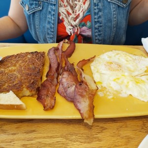 huevos con tocino, hashbrown, y pan