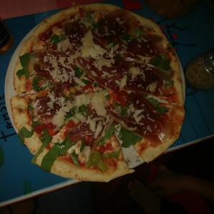 LA PIZZA - Moderna con extra de Prochuto muy Rica