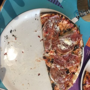 pizza hongo portobelo y jamon prociutto