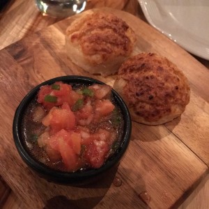Entrada de cortesia / Ricos Pancitos con pico de gallo